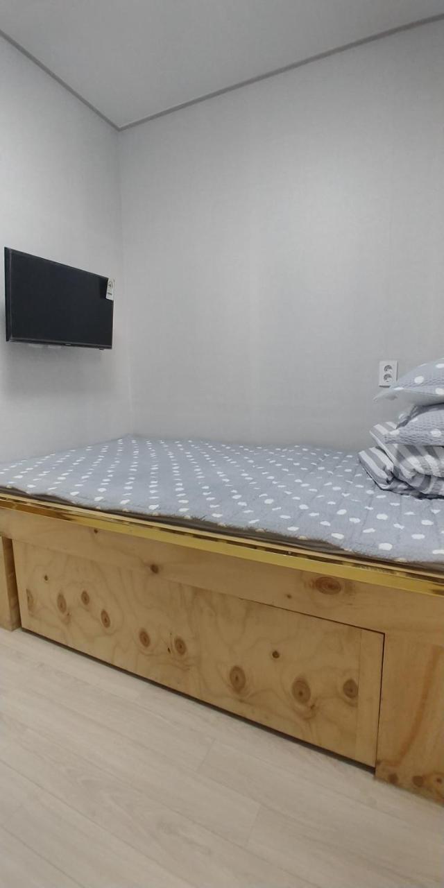 Coco Capsule Guesthouse Busan Bagian luar foto