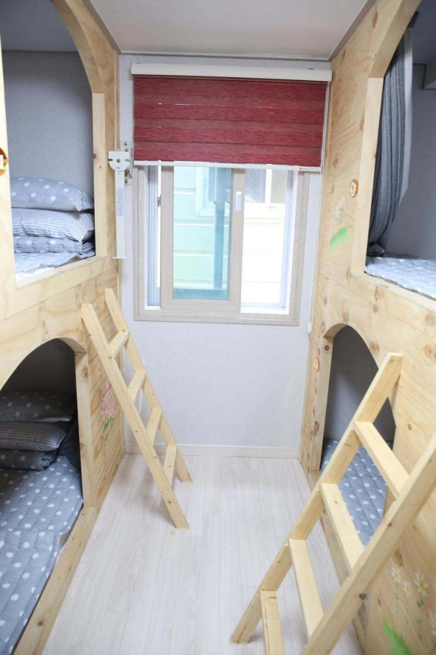 Coco Capsule Guesthouse Busan Bagian luar foto