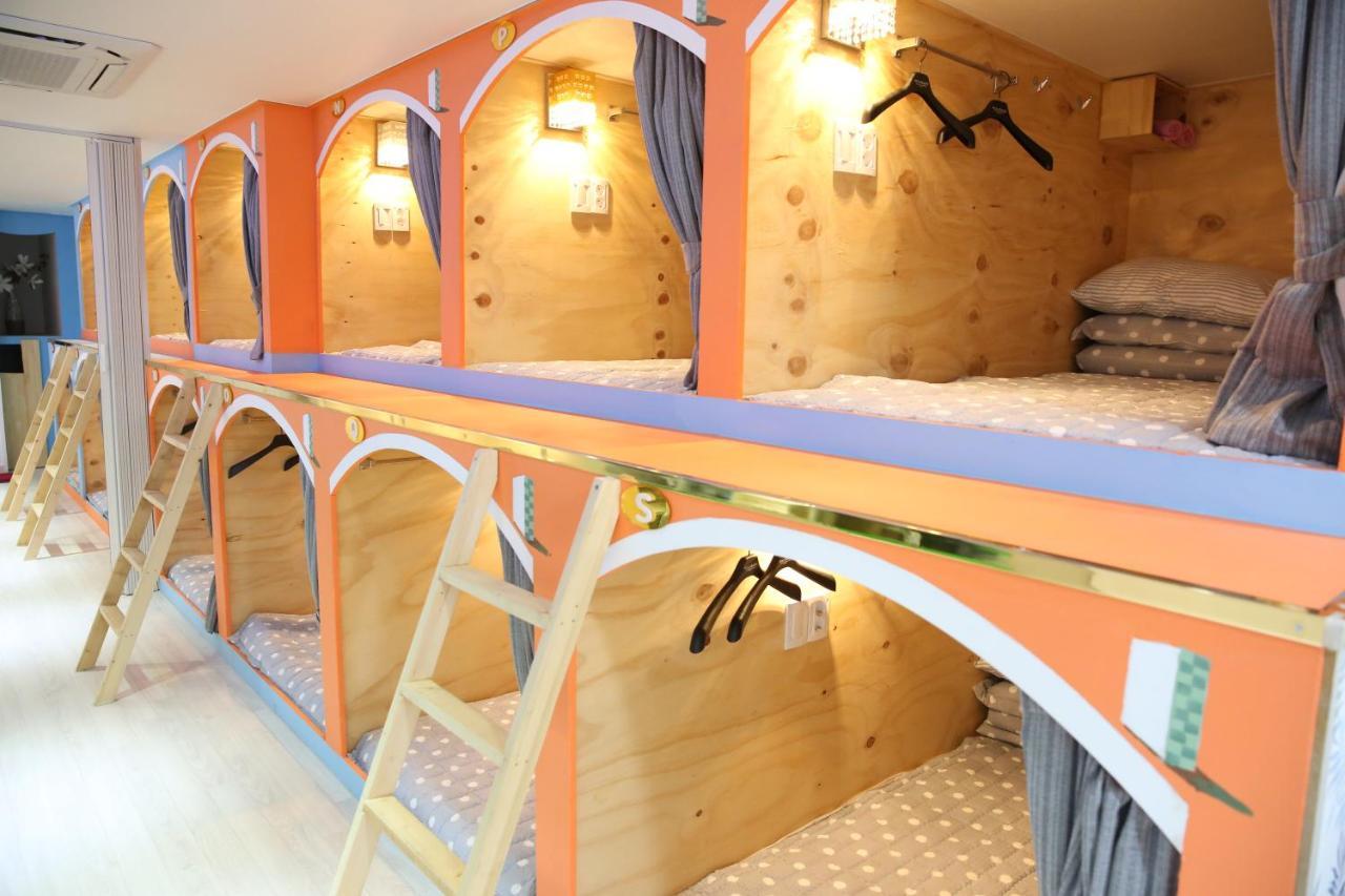 Coco Capsule Guesthouse Busan Bagian luar foto