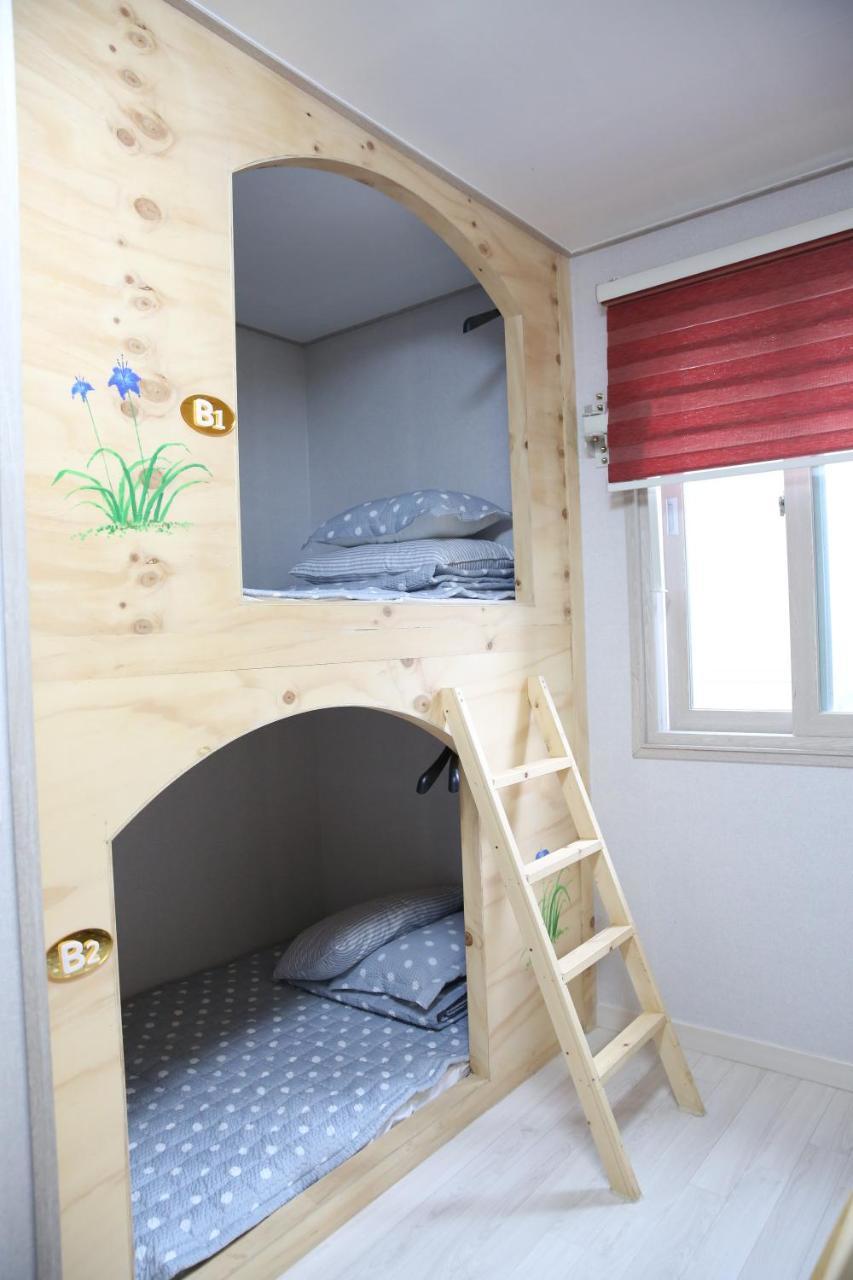Coco Capsule Guesthouse Busan Bagian luar foto