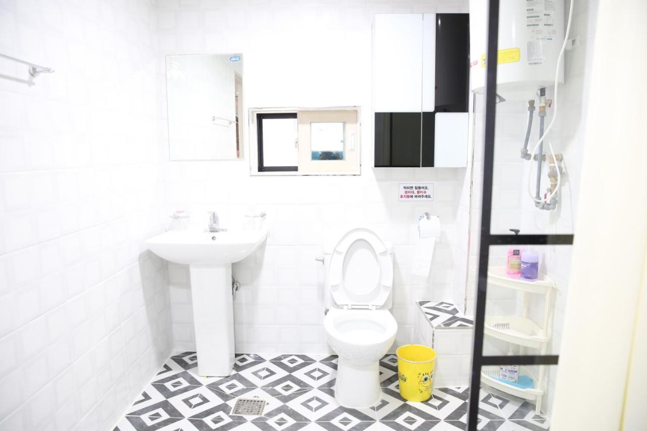 Coco Capsule Guesthouse Busan Bagian luar foto