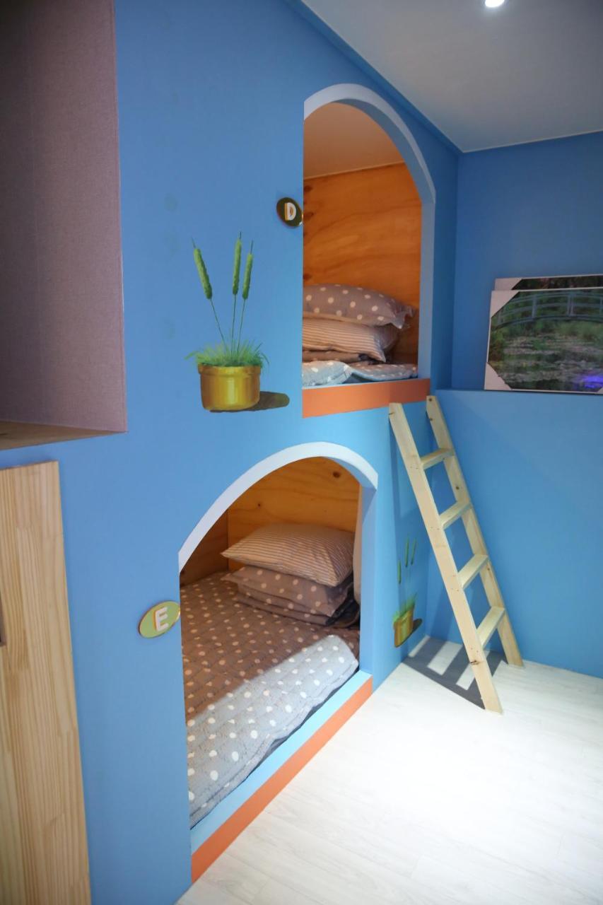 Coco Capsule Guesthouse Busan Bagian luar foto
