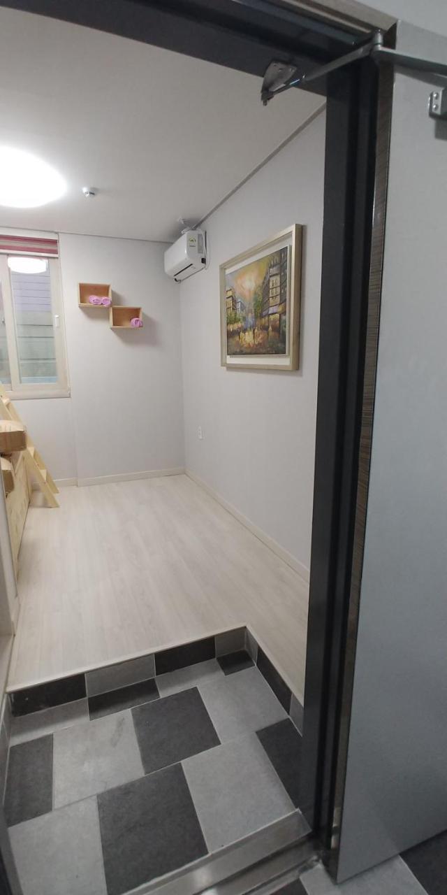 Coco Capsule Guesthouse Busan Bagian luar foto