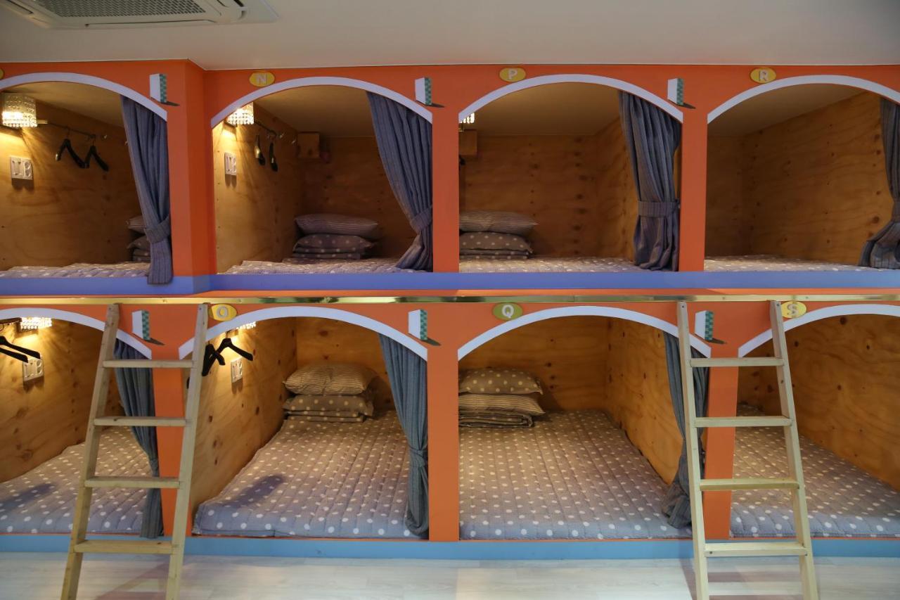Coco Capsule Guesthouse Busan Bagian luar foto