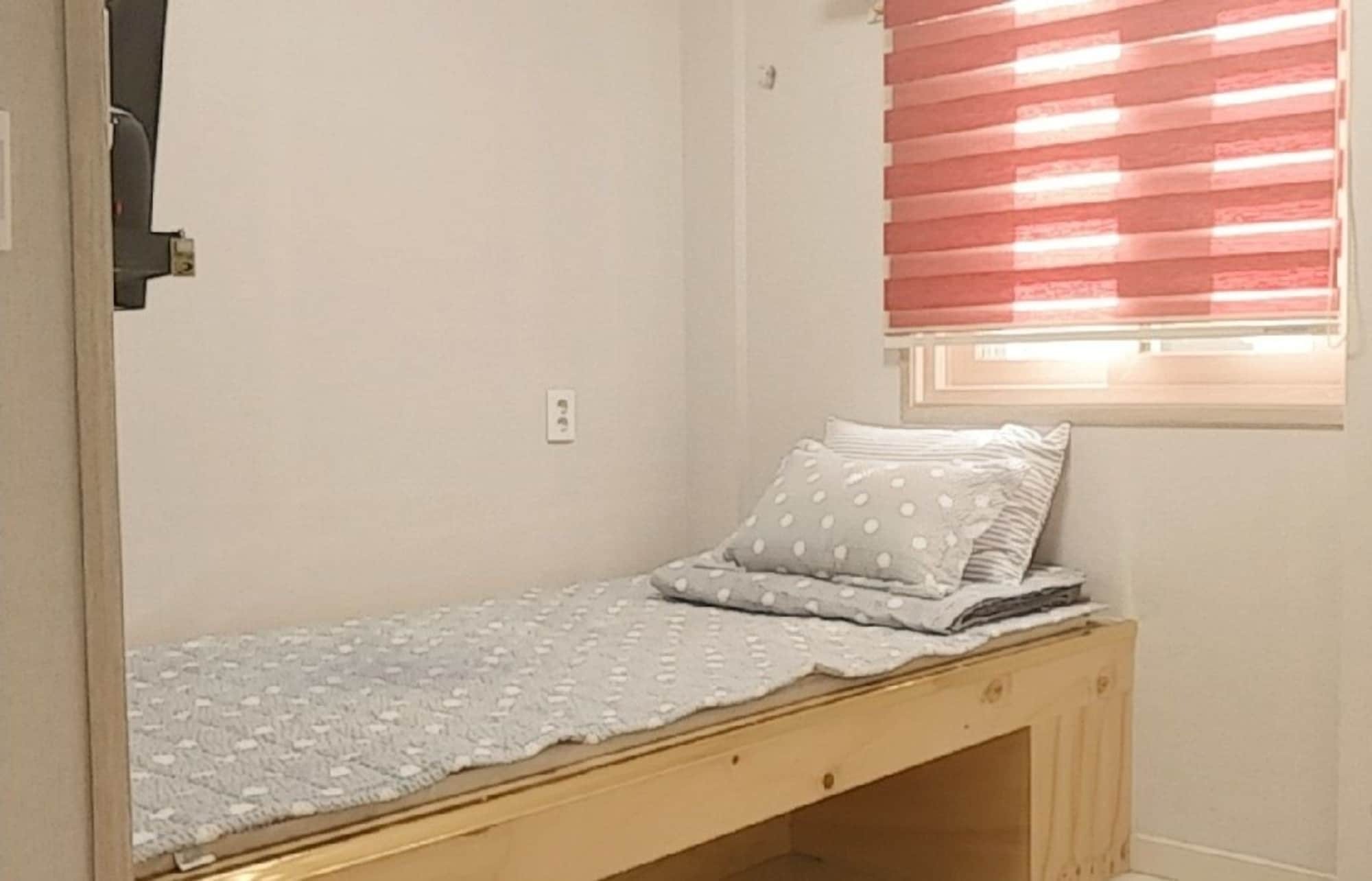 Coco Capsule Guesthouse Busan Bagian luar foto